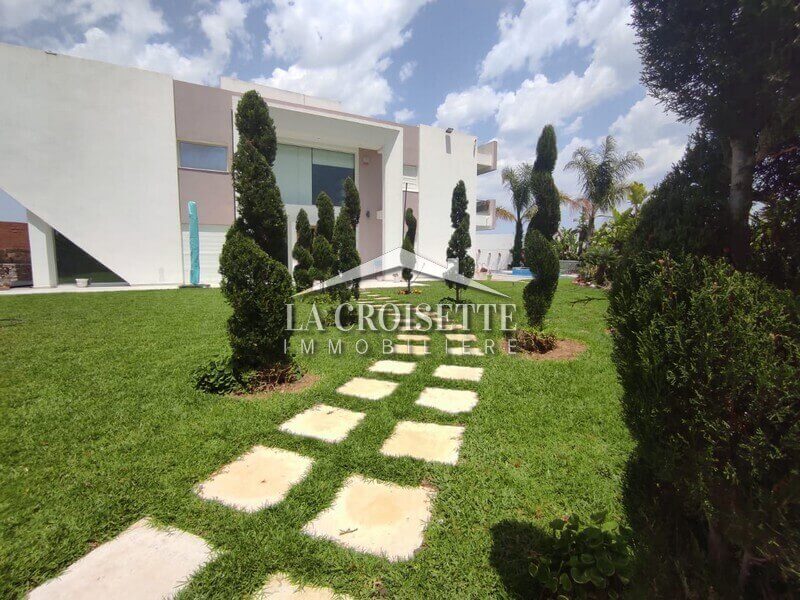 Villa de maître S+4 vide ou meublée à La Soukra